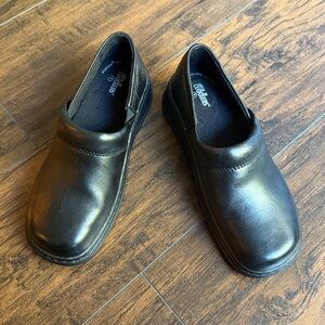 NWOT Cobbie cuddlers Clogs Black leather shoes size 7 (BL)